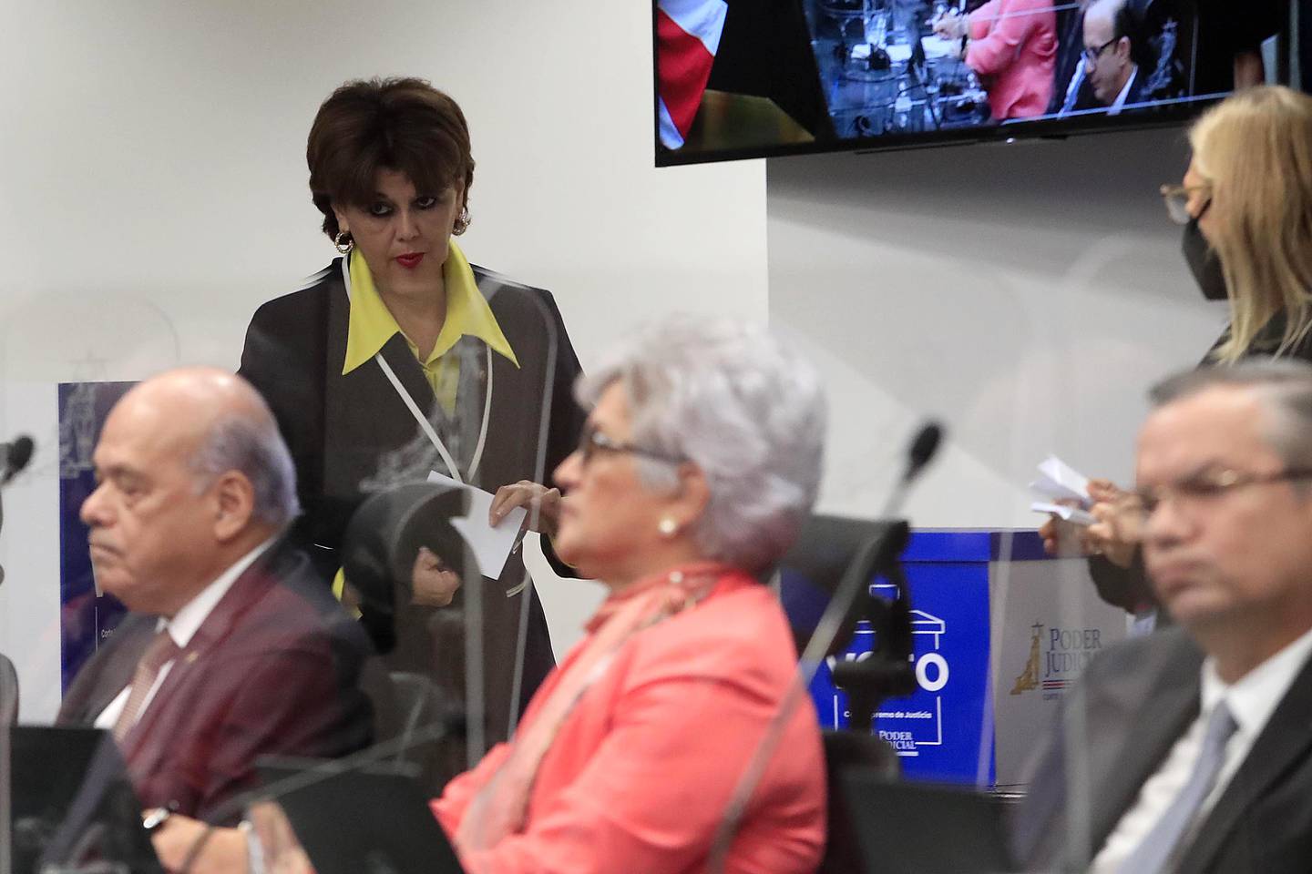 Un grupo de personas con instrumentos musicales y micrófonos
Descripción generada automáticamente con confianza media